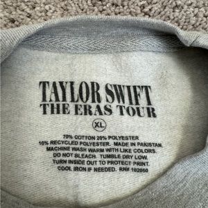 TAYLOR SWIFT ERAS TOUR crewneck in GREY dates on sleeve, size XL